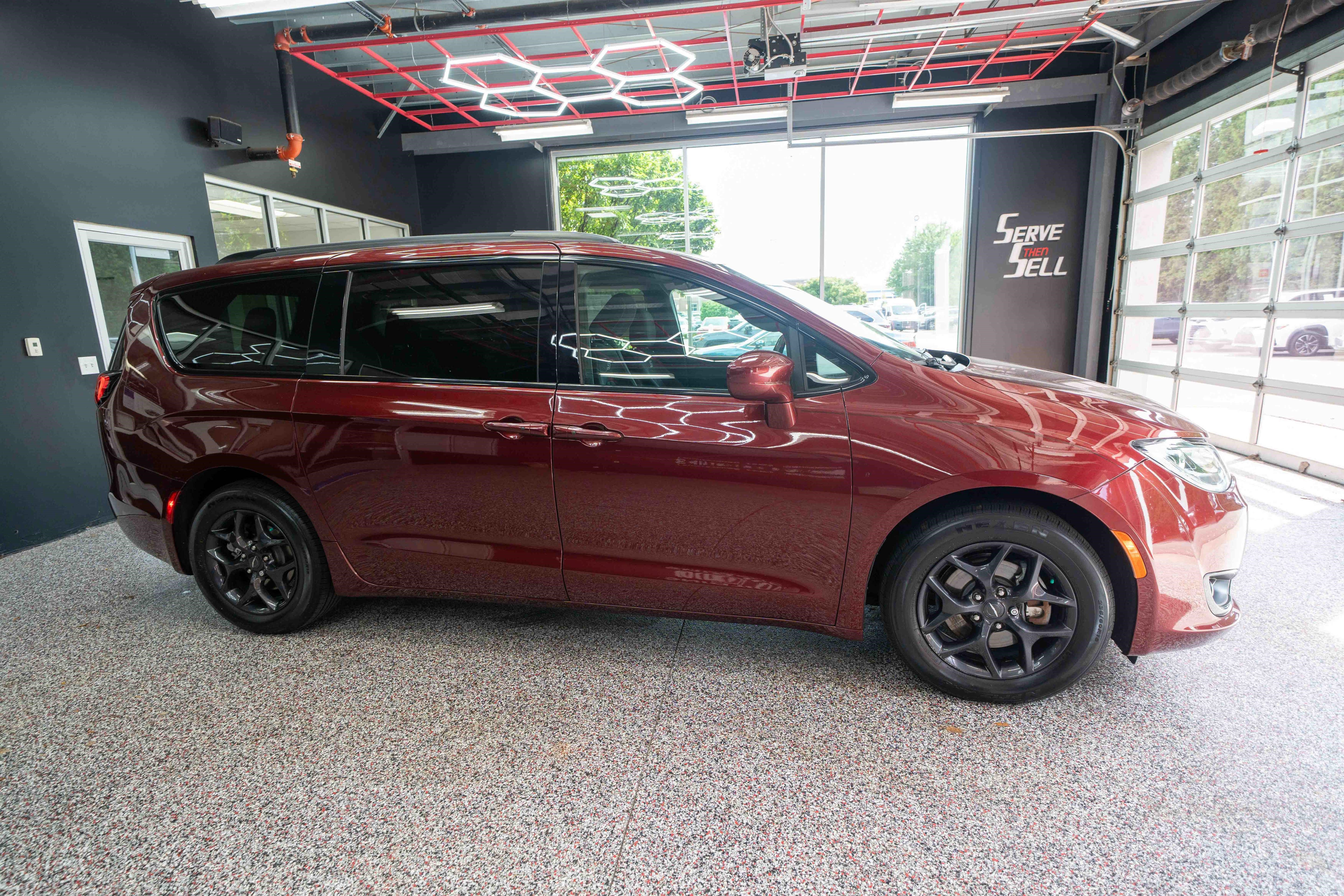Used 2020 Chrysler Pacifica Touring w/ S Appearance Package FWD image 5