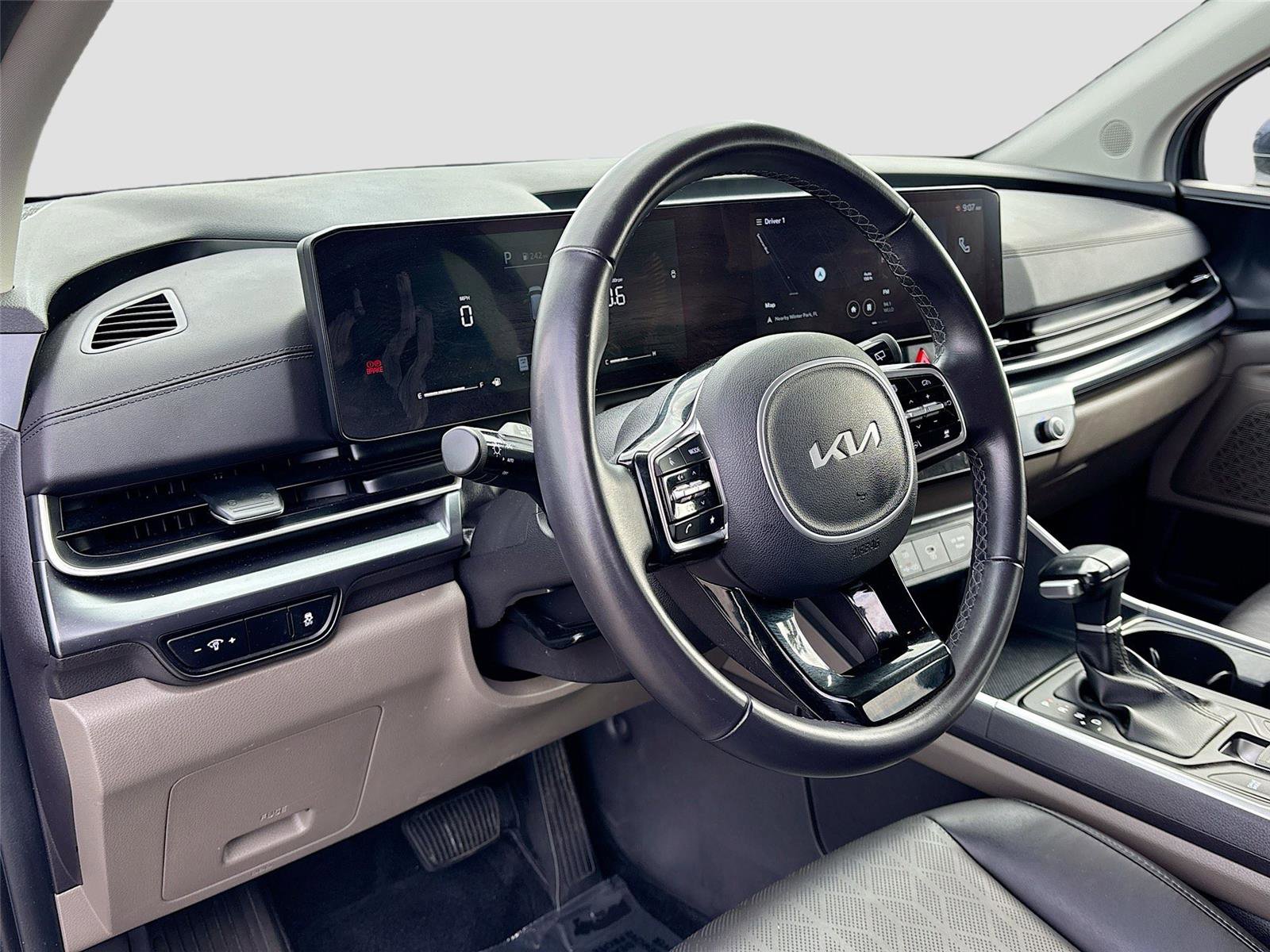 Used 2025 Kia Carnival image 9