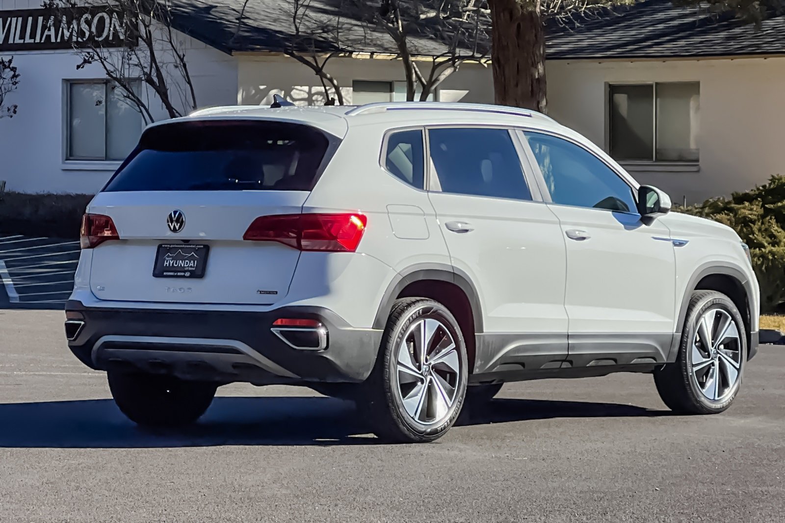 Used 2024 Volkswagen Taos SE image 4