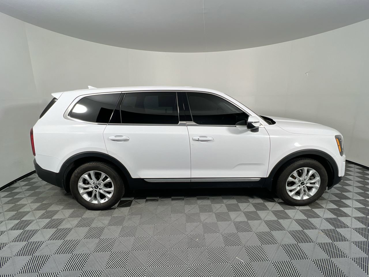 Used 2022 Kia Telluride LX AWD/4WD image 2