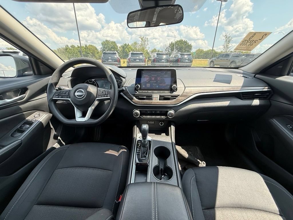 Used 2025 Nissan Altima 2.5 SV FWD image 28