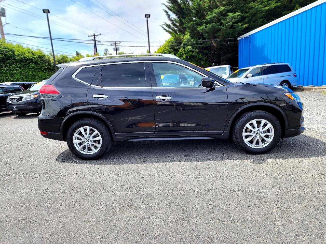 Used 2019 Nissan Rogue SV image 4