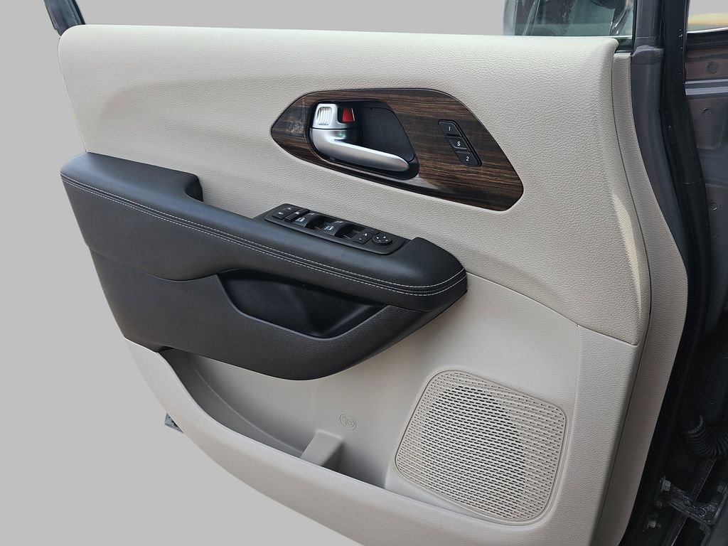 Used 2023 Chrysler Pacifica Limited FWD image 34