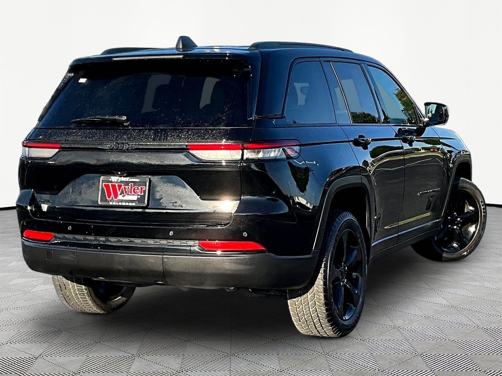 Used 2023 Jeep Grand Cherokee Altitude AWD/4WD image 6