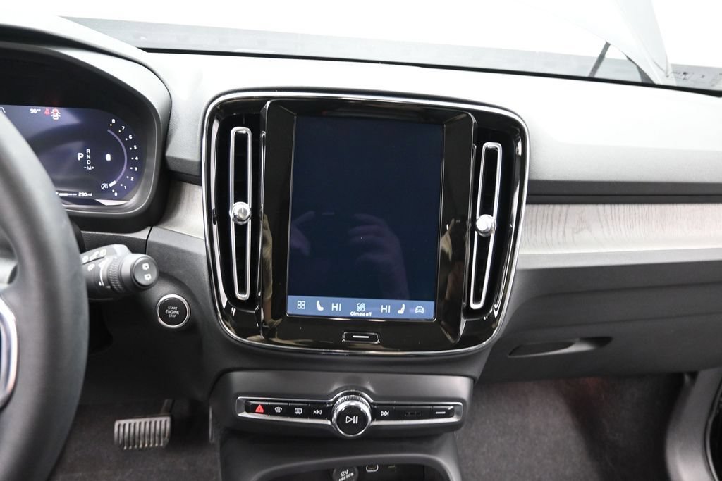 Used 2024 Volvo XC40 B5 Plus w/ Protection Package Premier AWD/4WD image 18