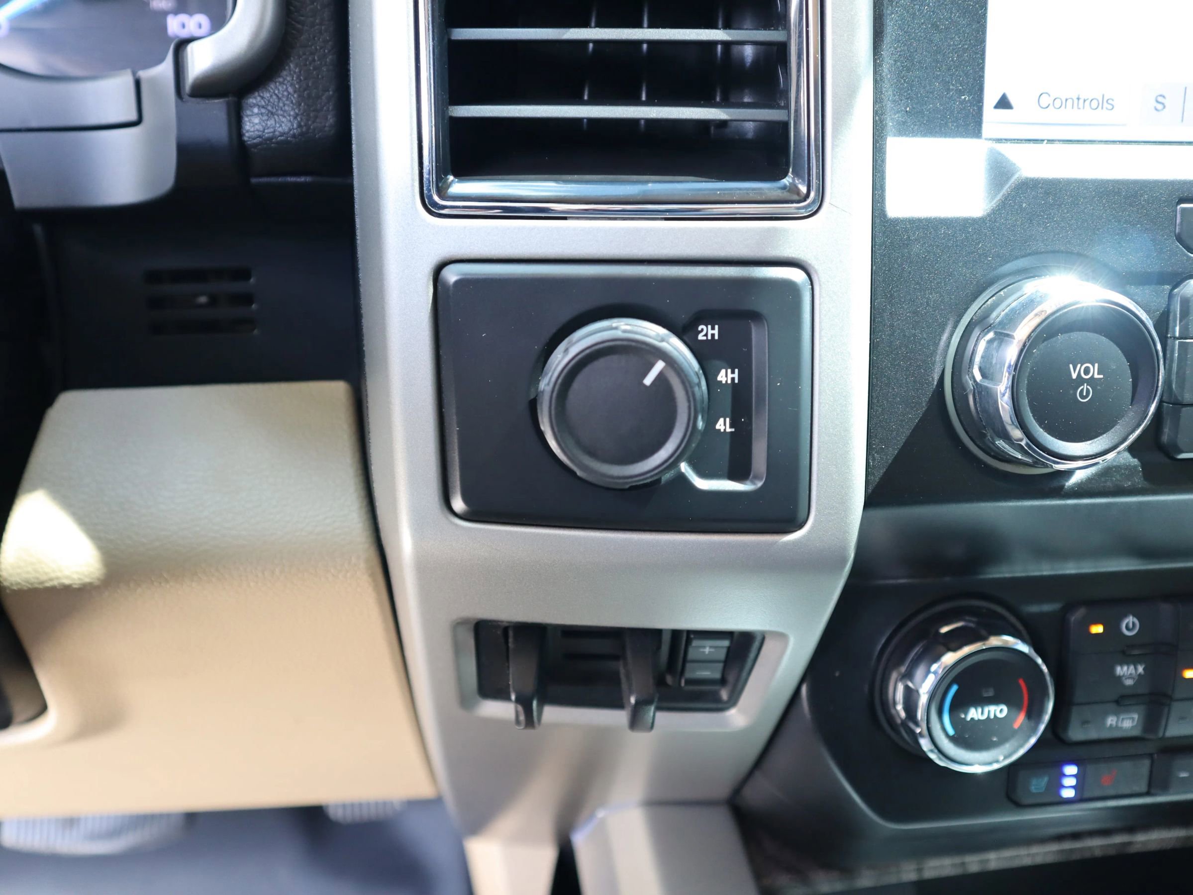 Used 2019 Ford F250 Lariat w/ Lariat Value Package image 18