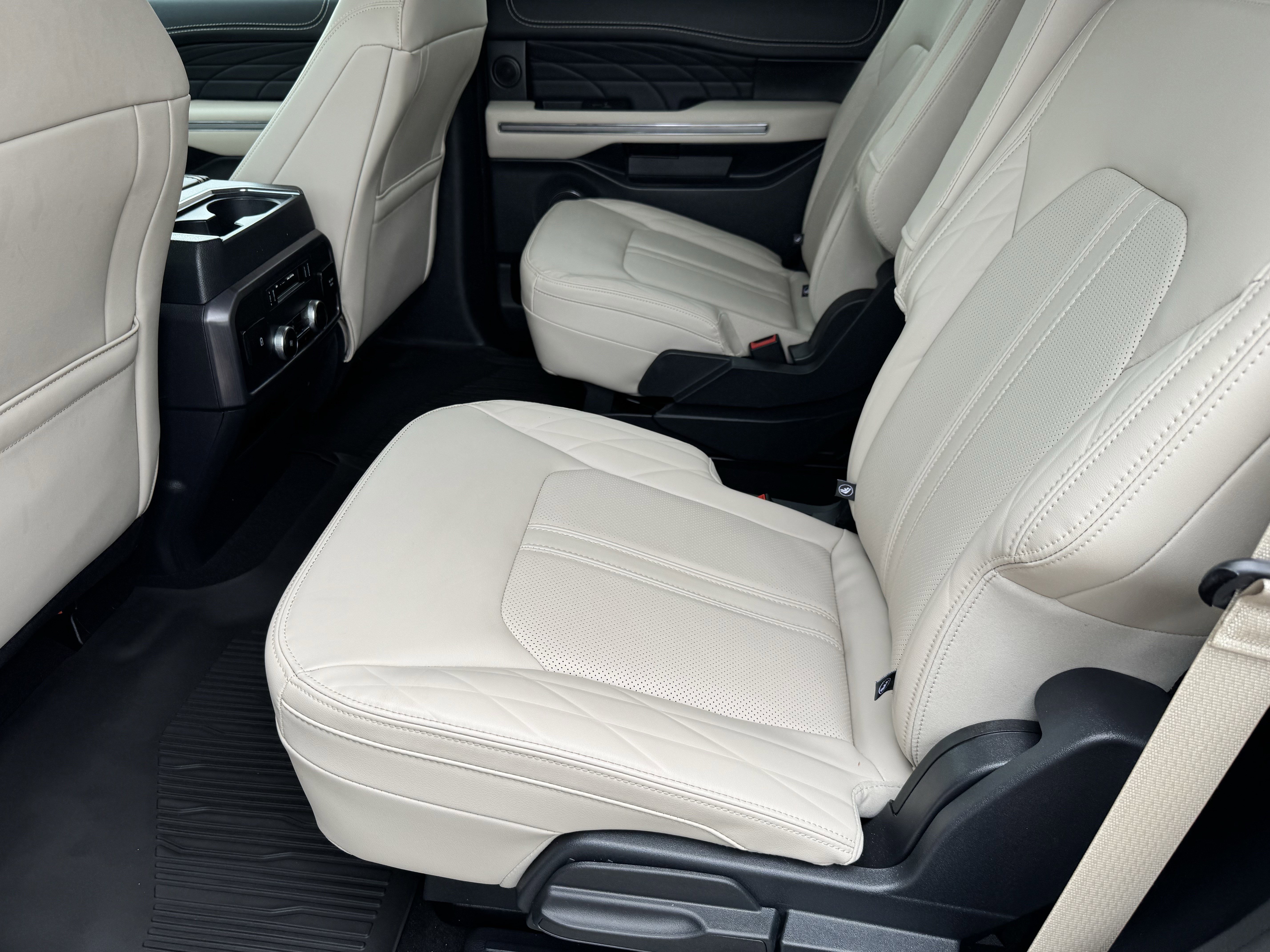 Certified 2024 Ford Expedition Platinum image 11