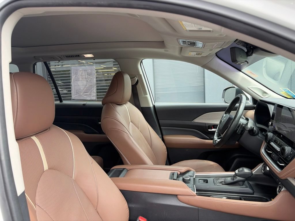 Used 2024 Toyota Grand Highlander AWD image 9