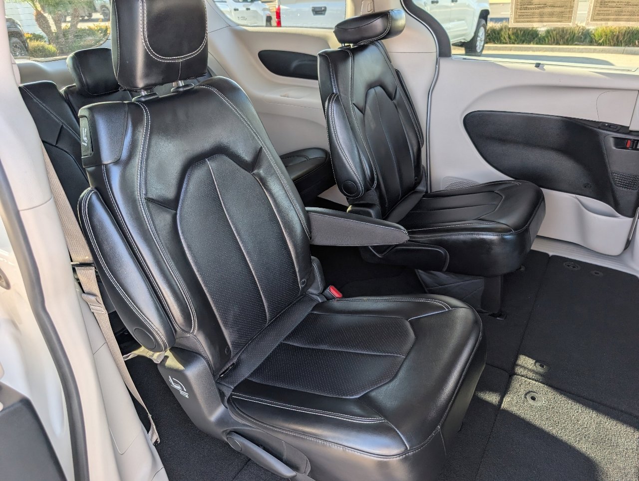 Used 2024 Chrysler Pacifica Touring-L image 5