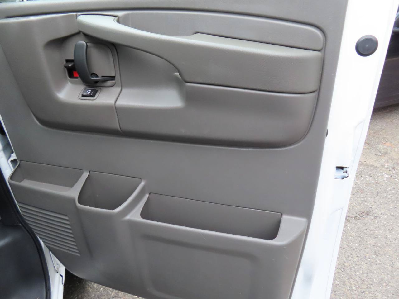 Used 2015 Chevrolet Express 2500 RWD image 16