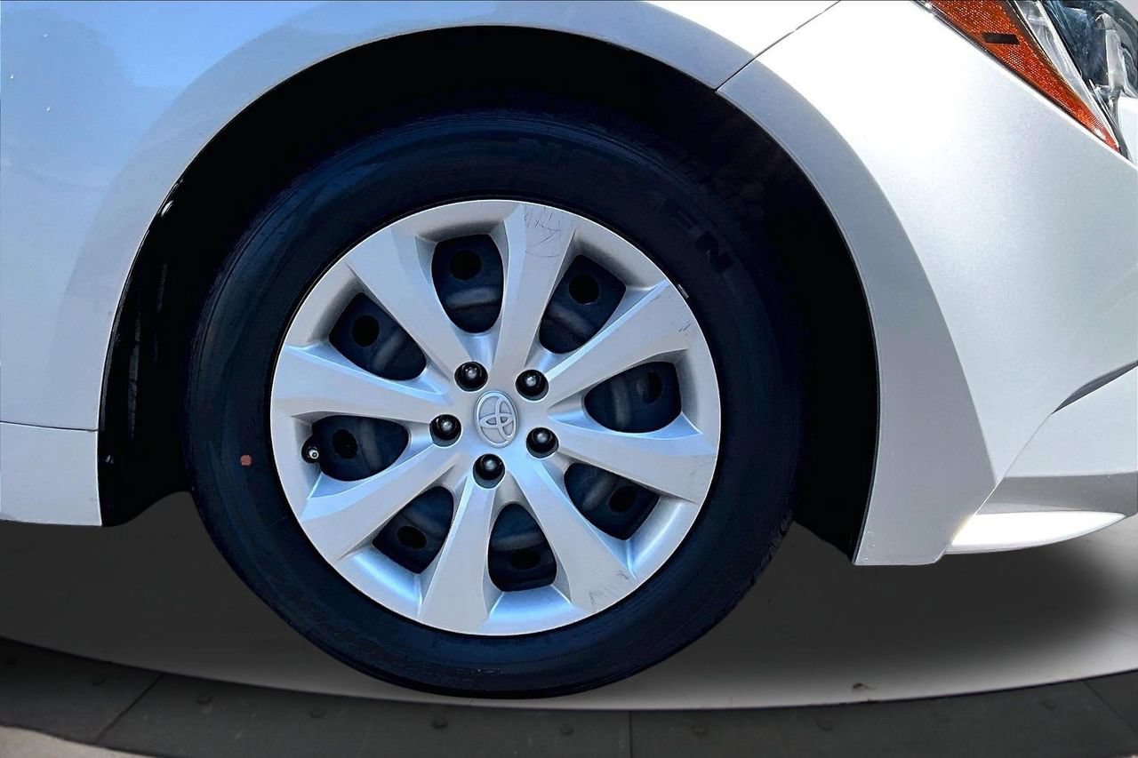 Used 2022 Toyota Corolla LE FWD image 30