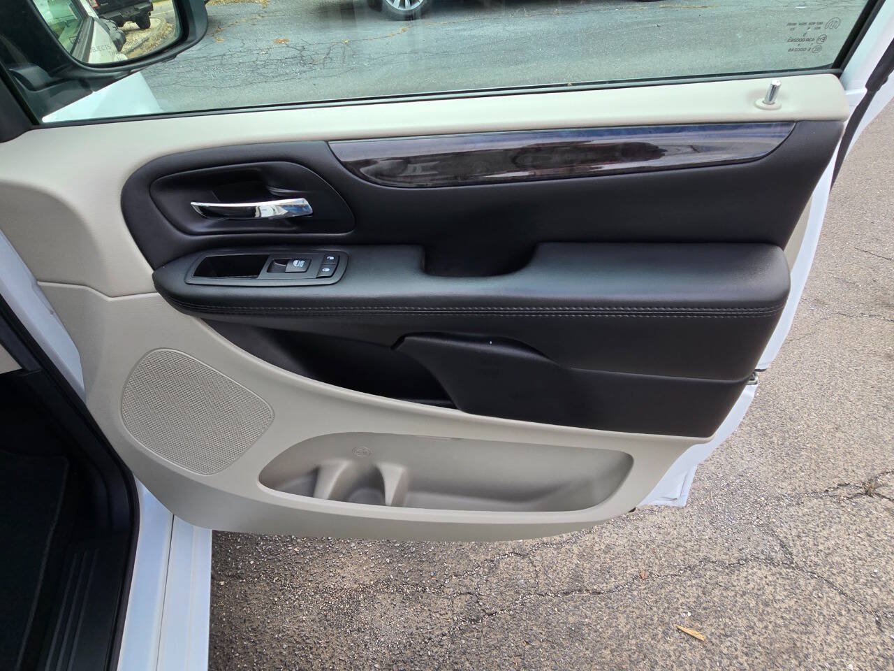 Used 2018 Dodge Grand Caravan SE w/ UConnect Hands-Free Group FWD image 32