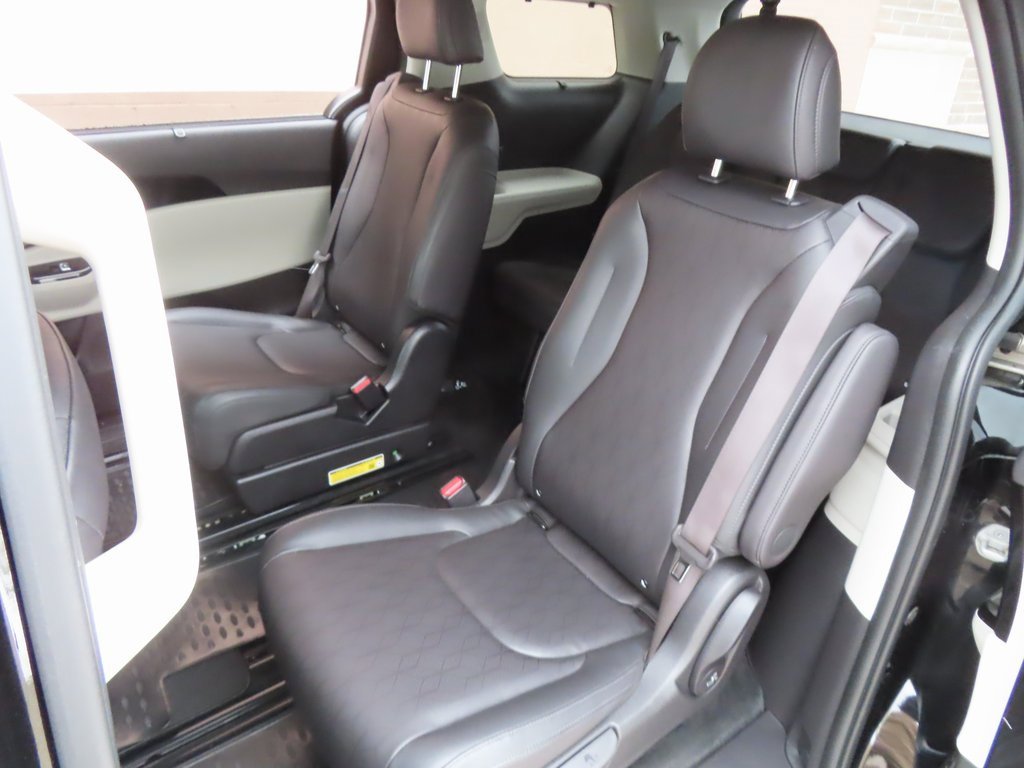 Certified 2024 Kia Carnival EX image 31