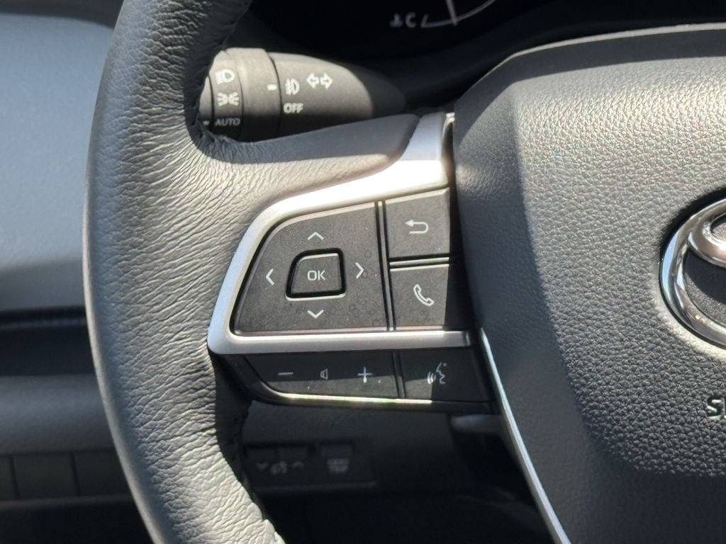 Used 2025 Toyota Sienna XLE FWD image 12