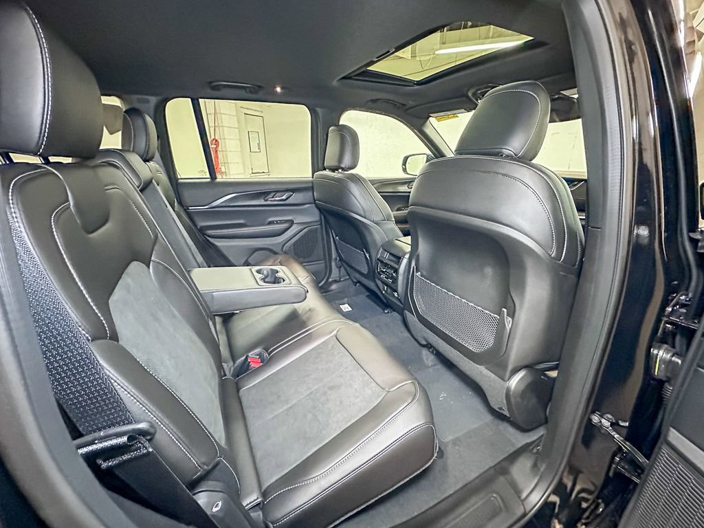 New 2025 Jeep Grand Cherokee Laredo image 4