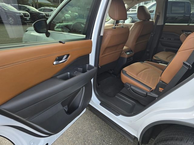Used 2025 Nissan Pathfinder Platinum image 14