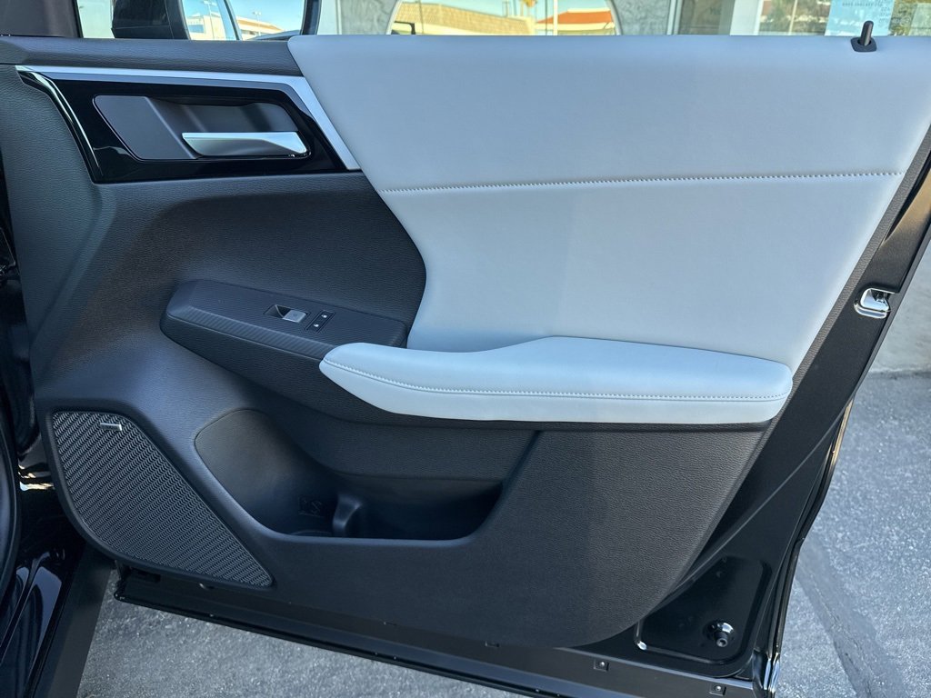 New 2025 Mitsubishi Outlander SE image 32