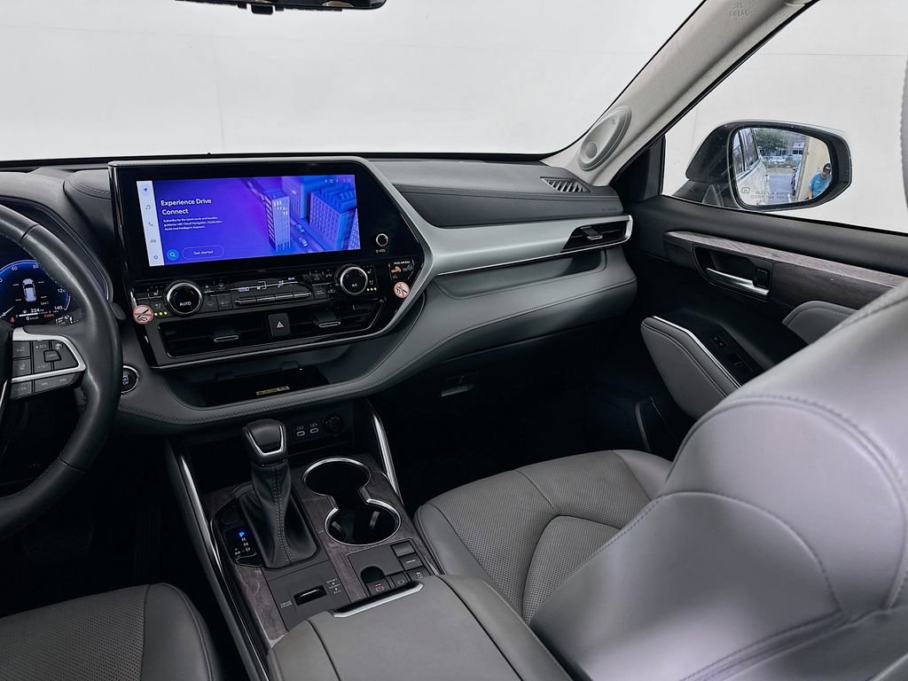 Used 2023 Toyota Highlander Platinum image 24