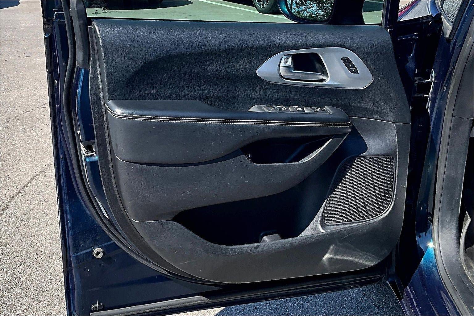 Used 2021 Chrysler Pacifica Touring-L w/ Uconnect Theater Family Group image 19