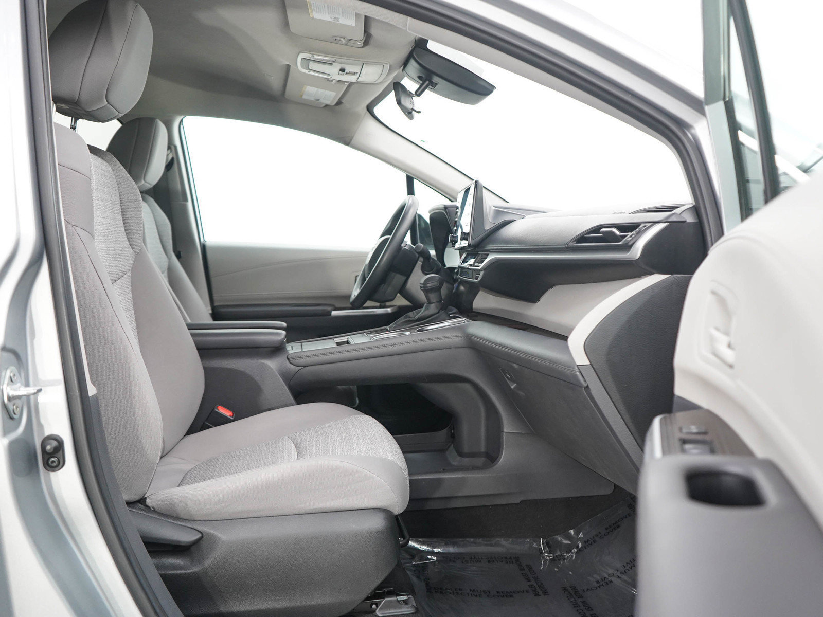 Used 2024 Toyota Sienna LE FWD image 11