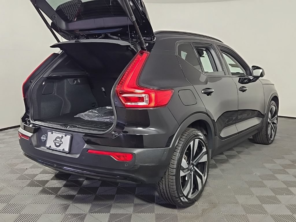 Certified 2023 Volvo XC40 B5 Plus w/ Driver Assist Package AWD/4WD image 17