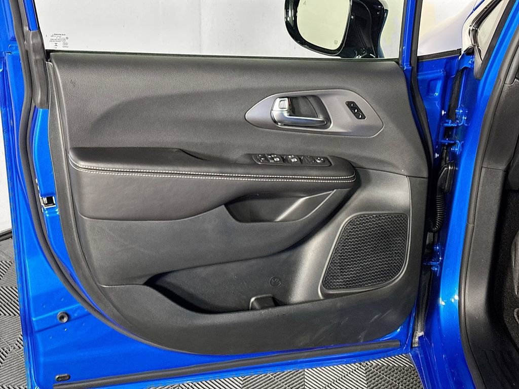 New 2026 Chrysler Pacifica Select AWD/4WD image 10