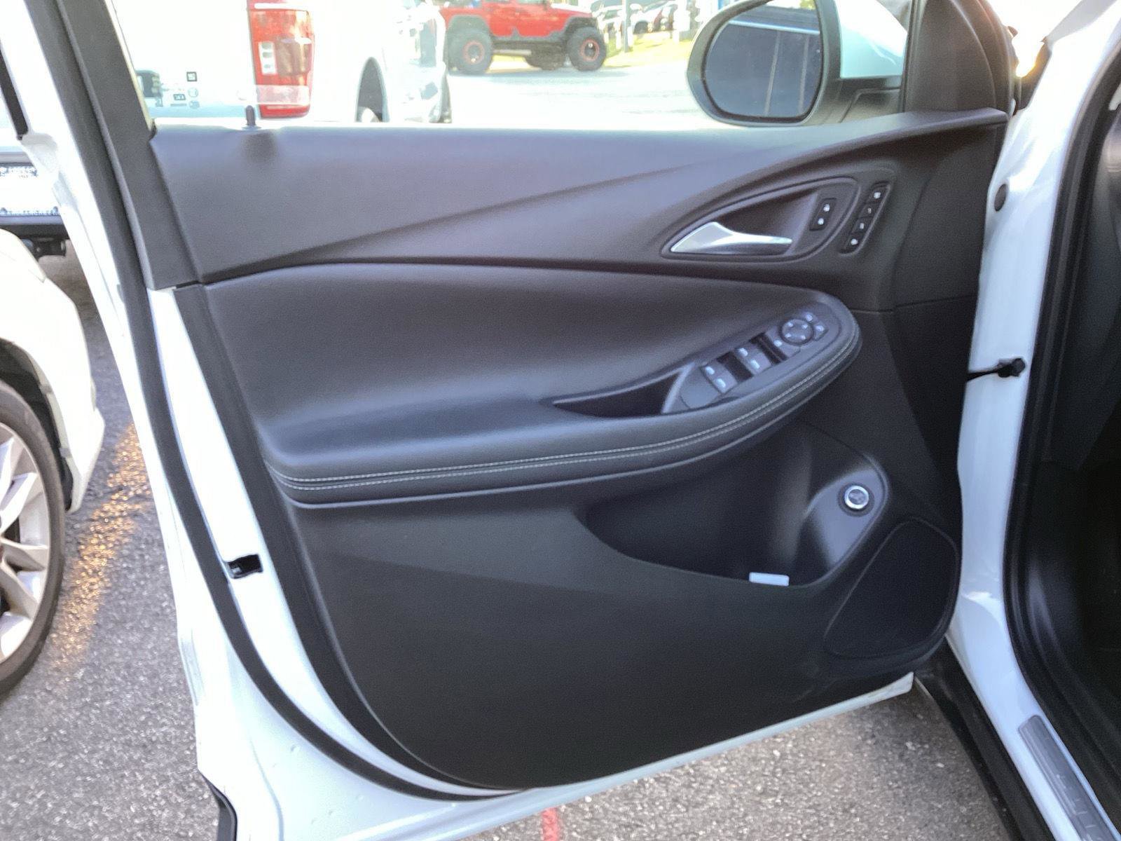 Used 2022 Buick Encore GX Essence FWD image 11