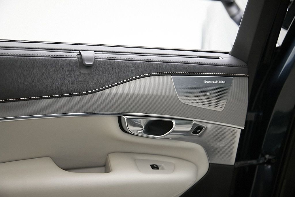 Used 2022 Volvo XC90 T8 R-Design image 23