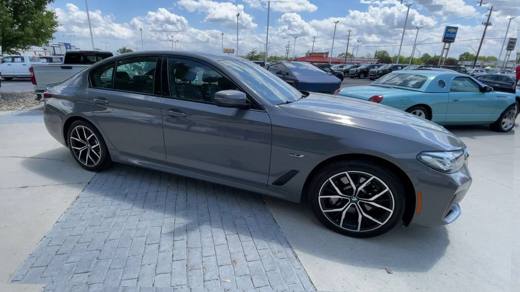Used 2022 BMW 530e xDrive w/ Premium Package AWD/4WD image 3