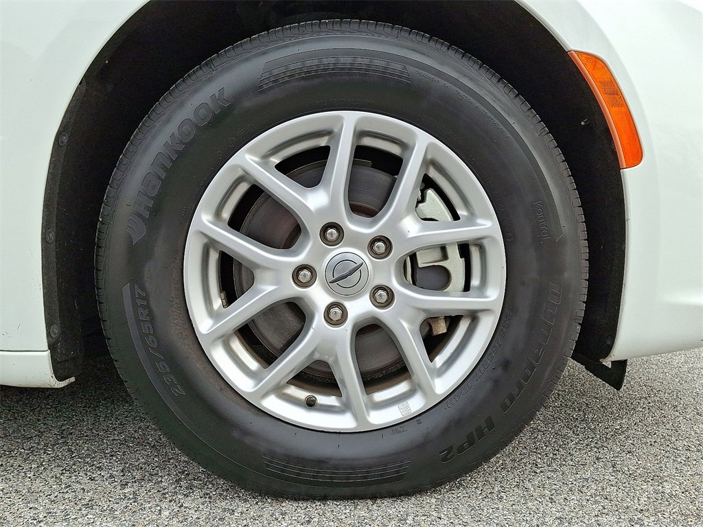 Used 2023 Chrysler Pacifica Touring-L image 11