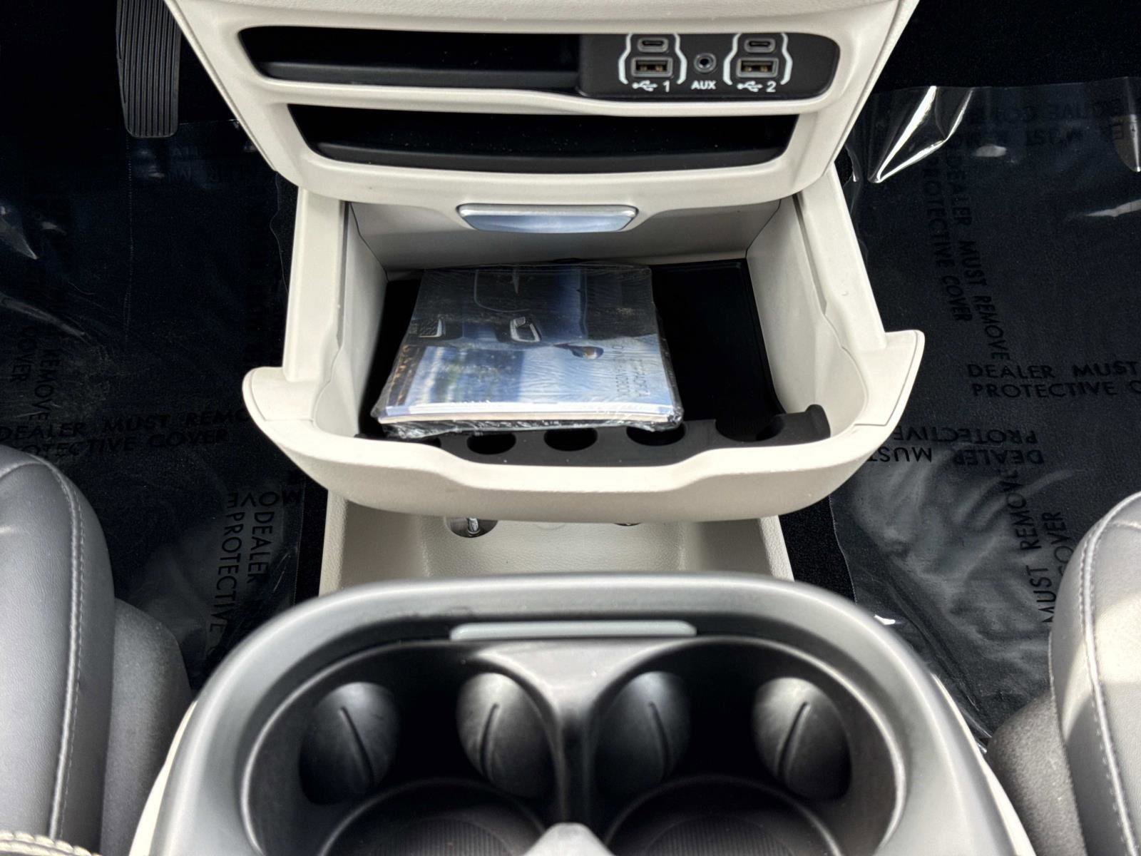 Used 2024 Chrysler Pacifica Touring-L image 6