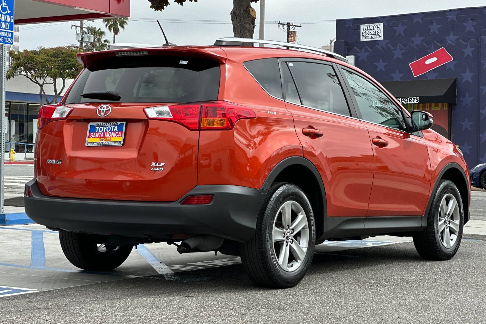 Used 2015 Toyota RAV4 XLE AWD/4WD image 4