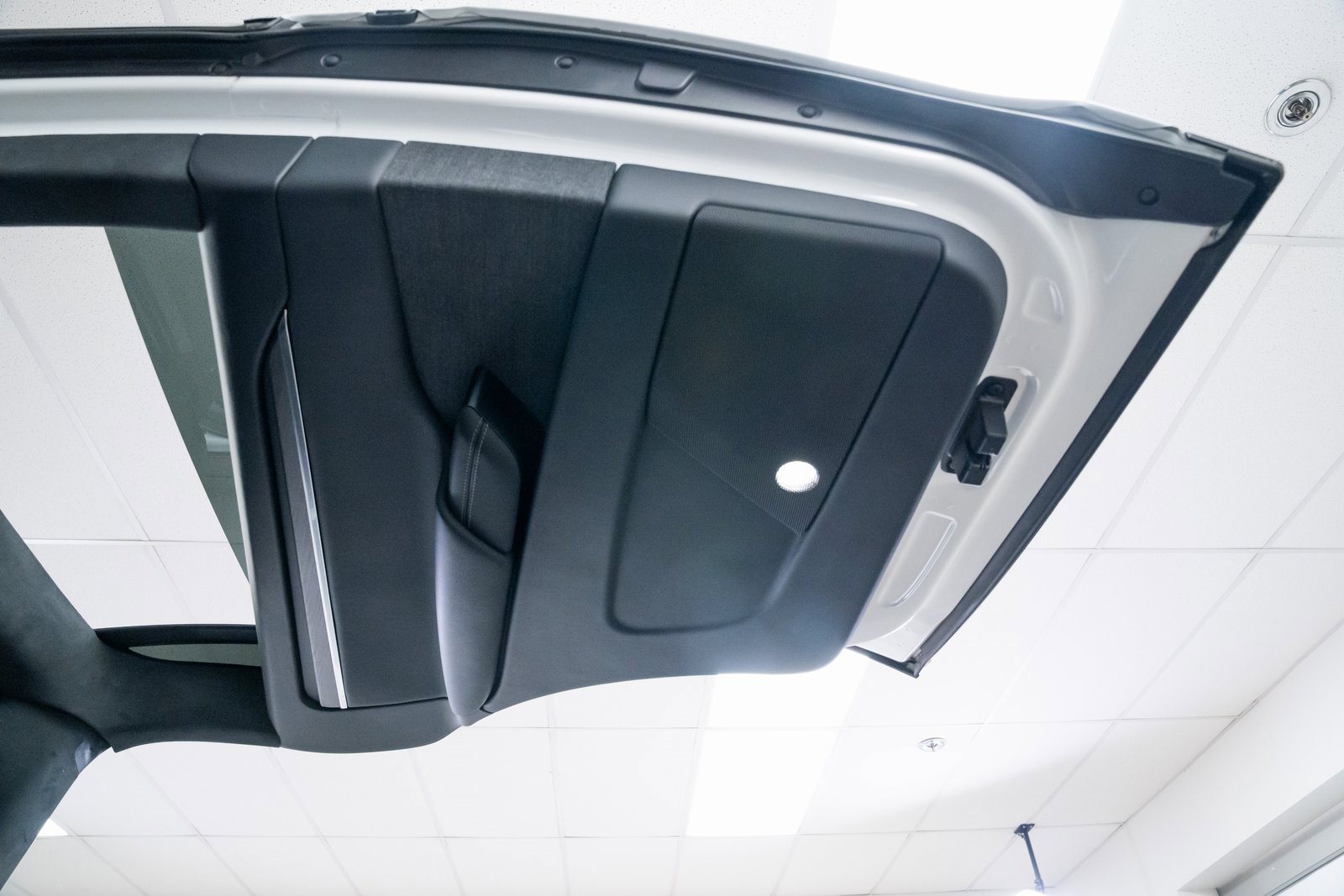 Used 2025 Tesla Model X image 18