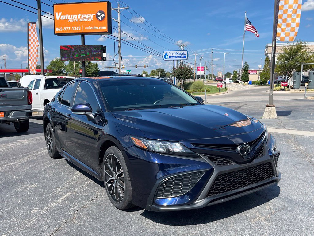 Used 2022 Toyota Camry SE FWD image 1