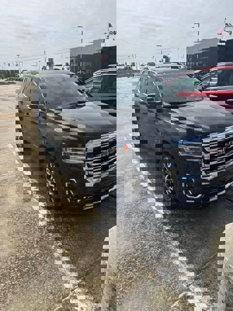 Used 2023 GMC Acadia SLT AWD/4WD image 3