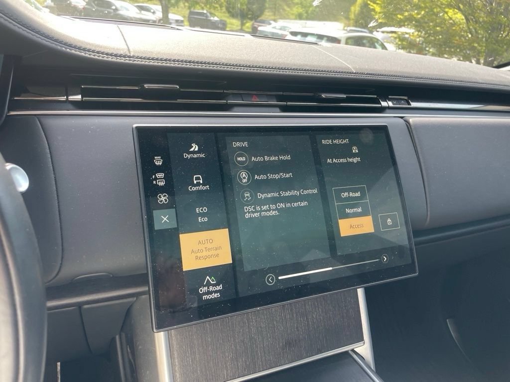 Certified 2025 Land Rover Range Rover SE AWD/4WD image 13