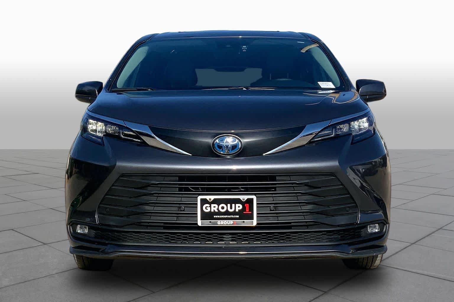 Used 2025 Toyota Sienna XLE FWD image 4