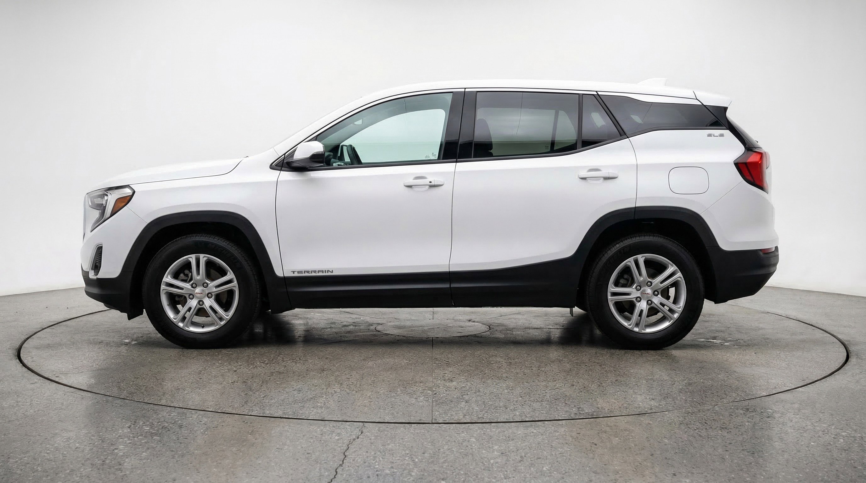 Used 2024 GMC Terrain SLE image 5