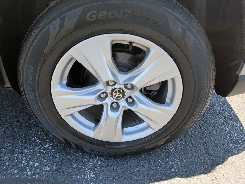 Used 2021 Toyota RAV4 XLE AWD/4WD image 19