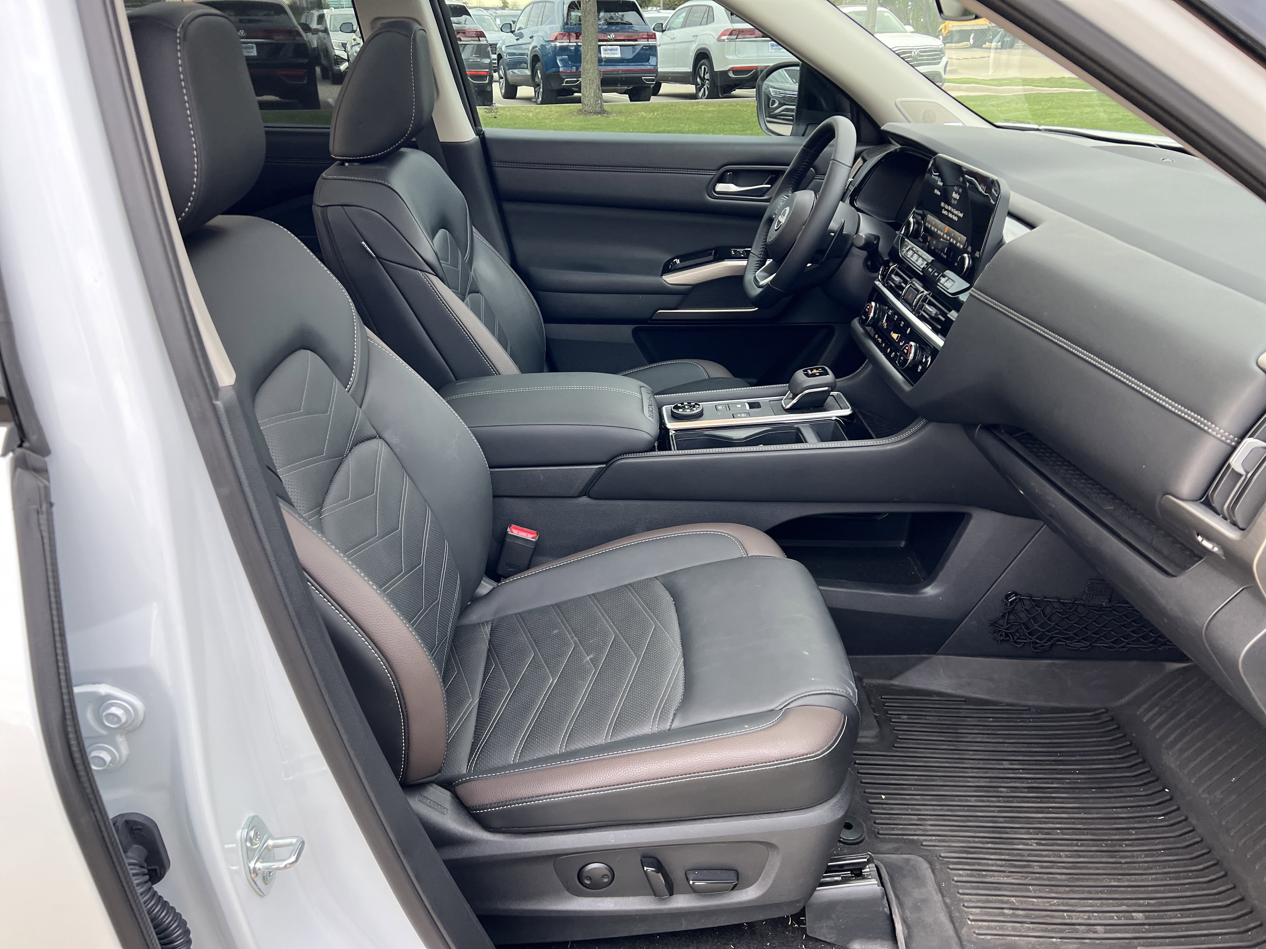 Used 2025 Nissan Pathfinder Platinum image 30