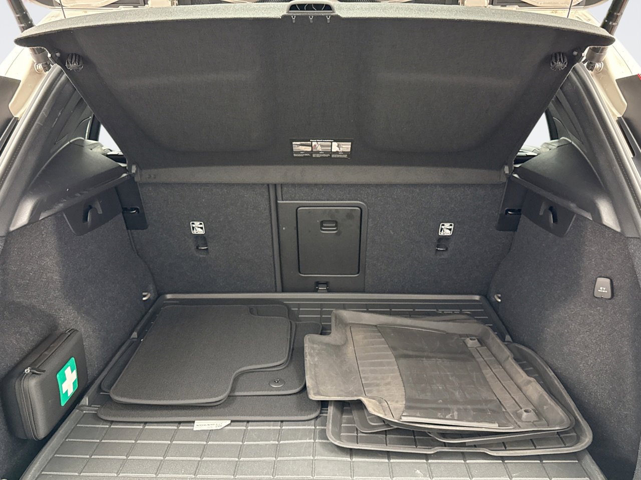 Used 2024 Volvo XC40 B5 Plus w/ Protection Package Premier image 20