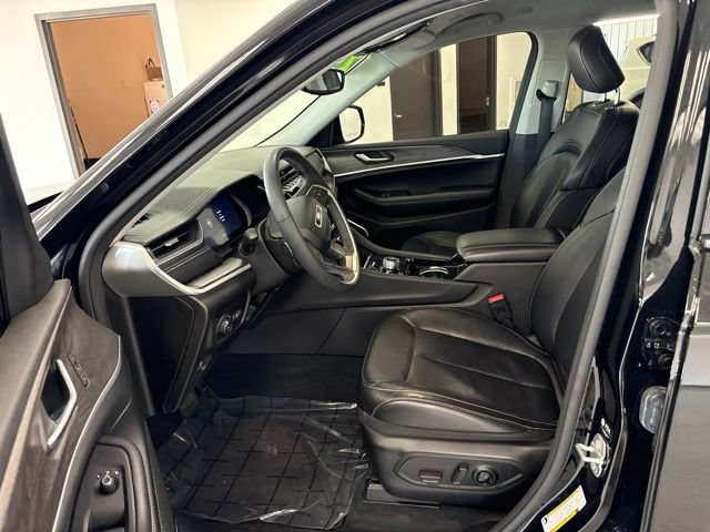 Used 2023 Jeep Grand Cherokee Limited w/ Trailer Tow Prep Group (B) AWD/4WD image 15