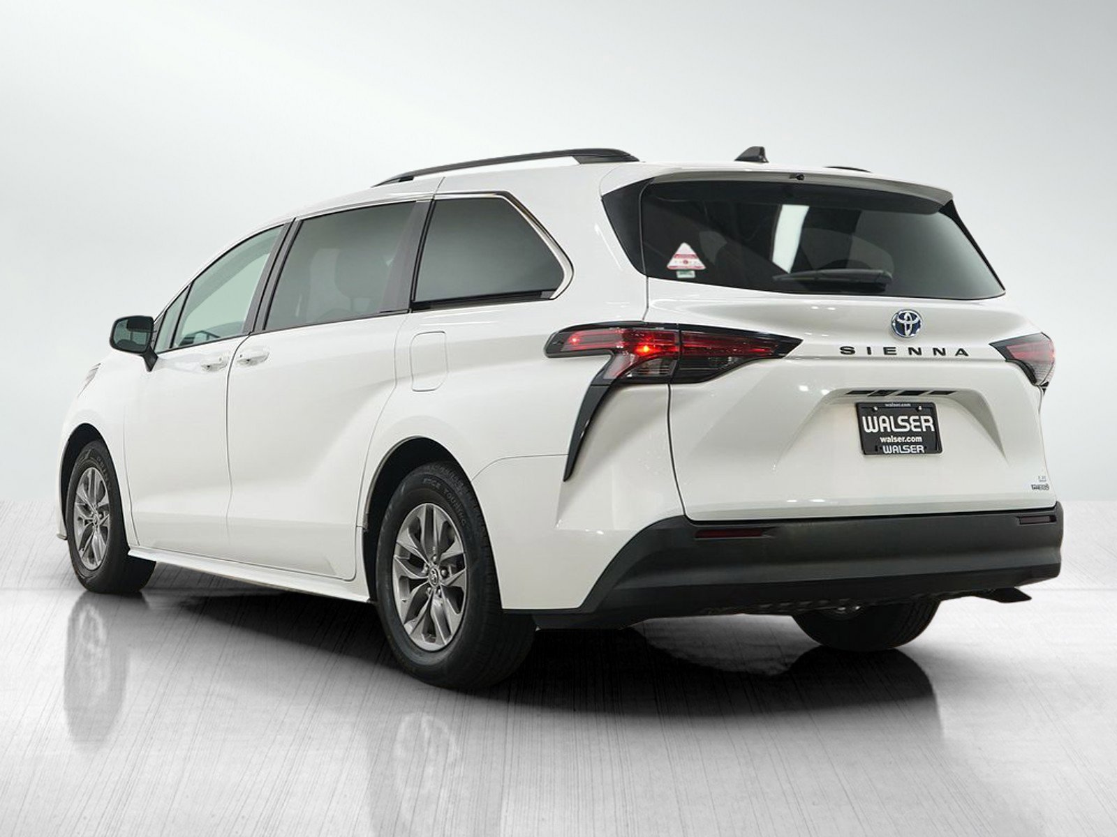 Used 2022 Toyota Sienna LE FWD image 3