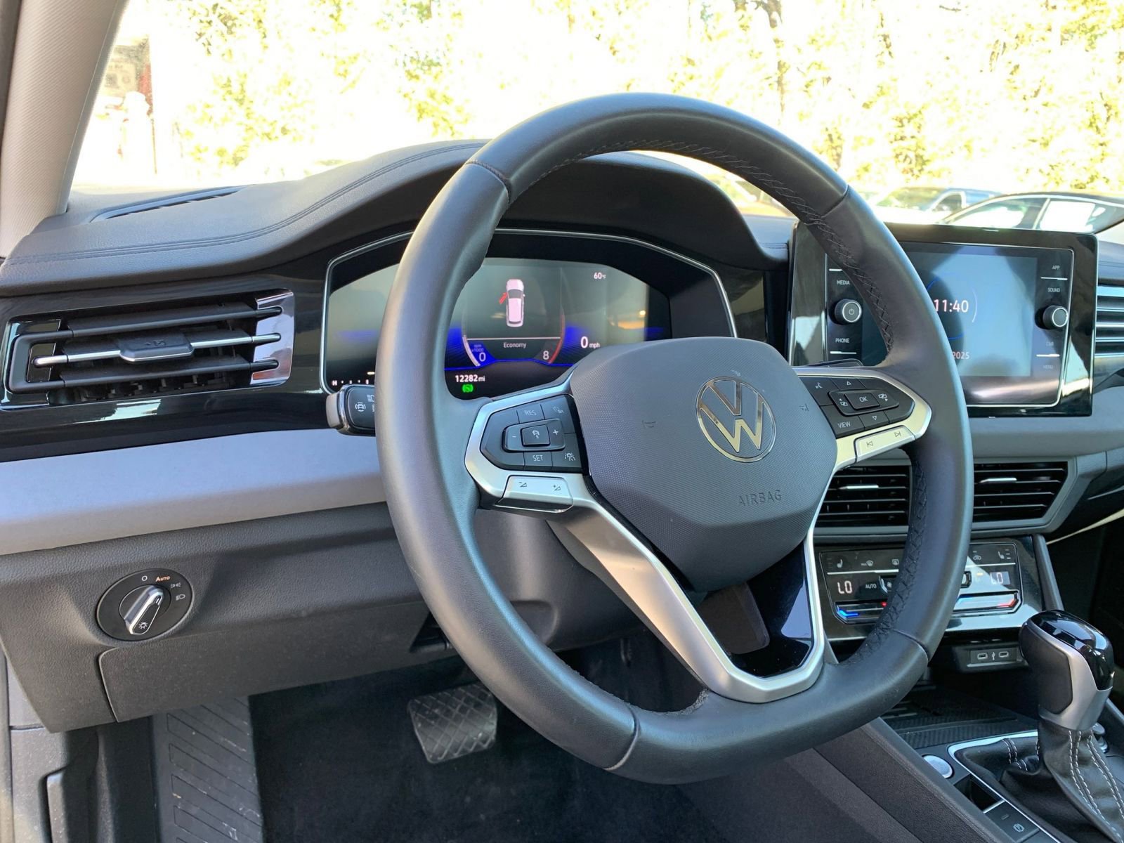 Used 2025 Volkswagen Jetta SE image 33