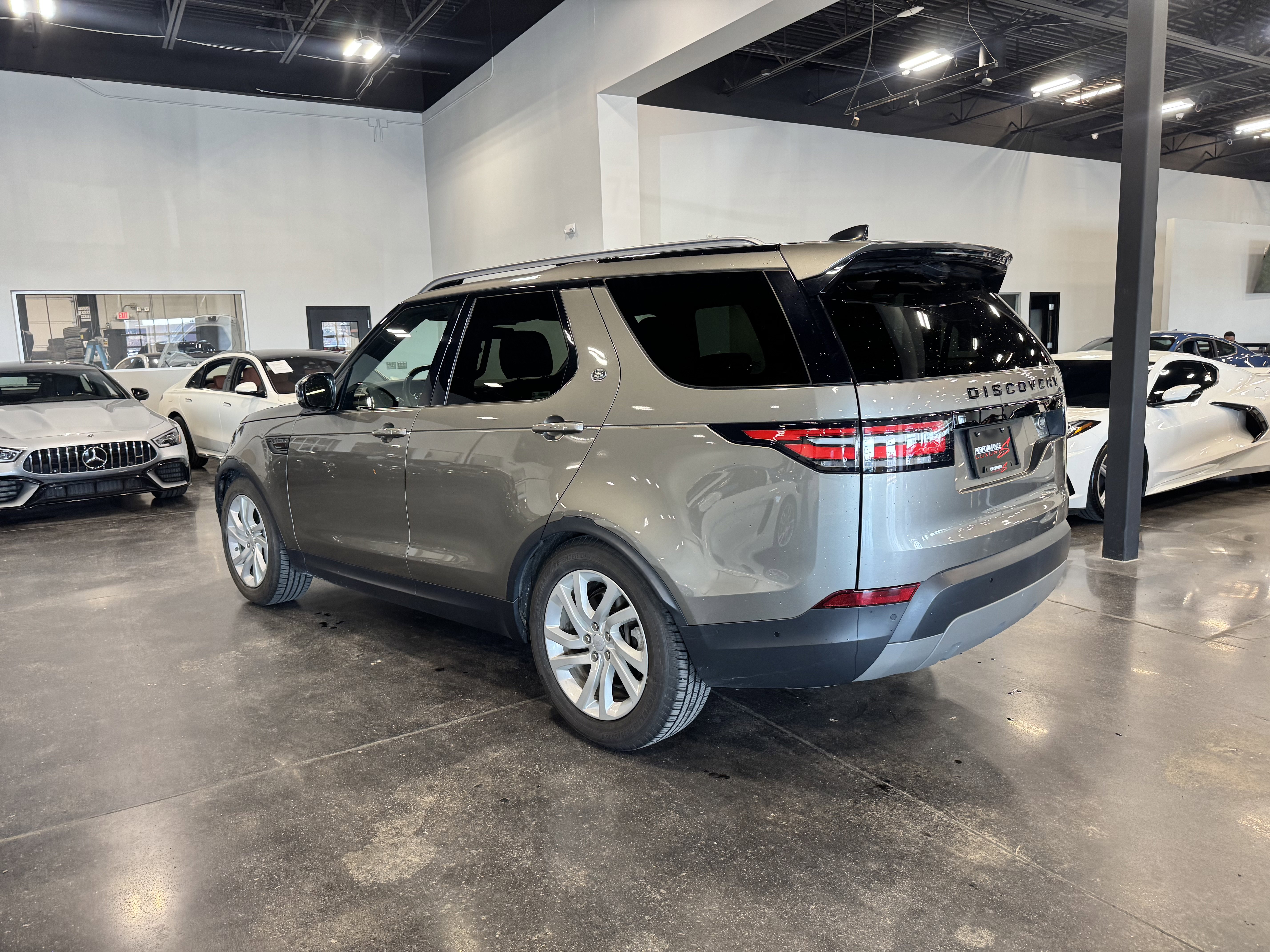 Used 2018 Land Rover Discovery HSE image 5