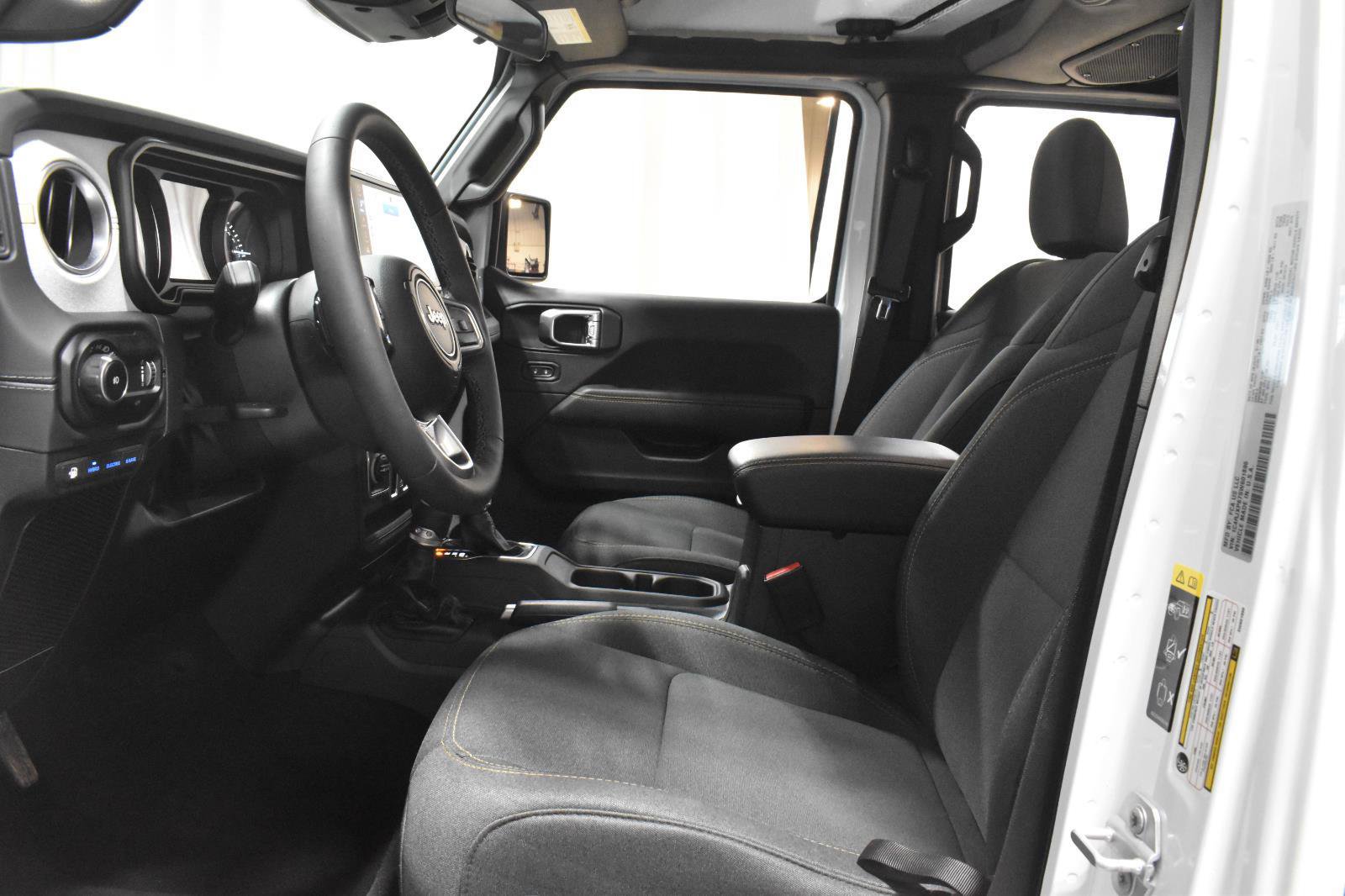 Used 2025 Jeep Wrangler Sahara image 5