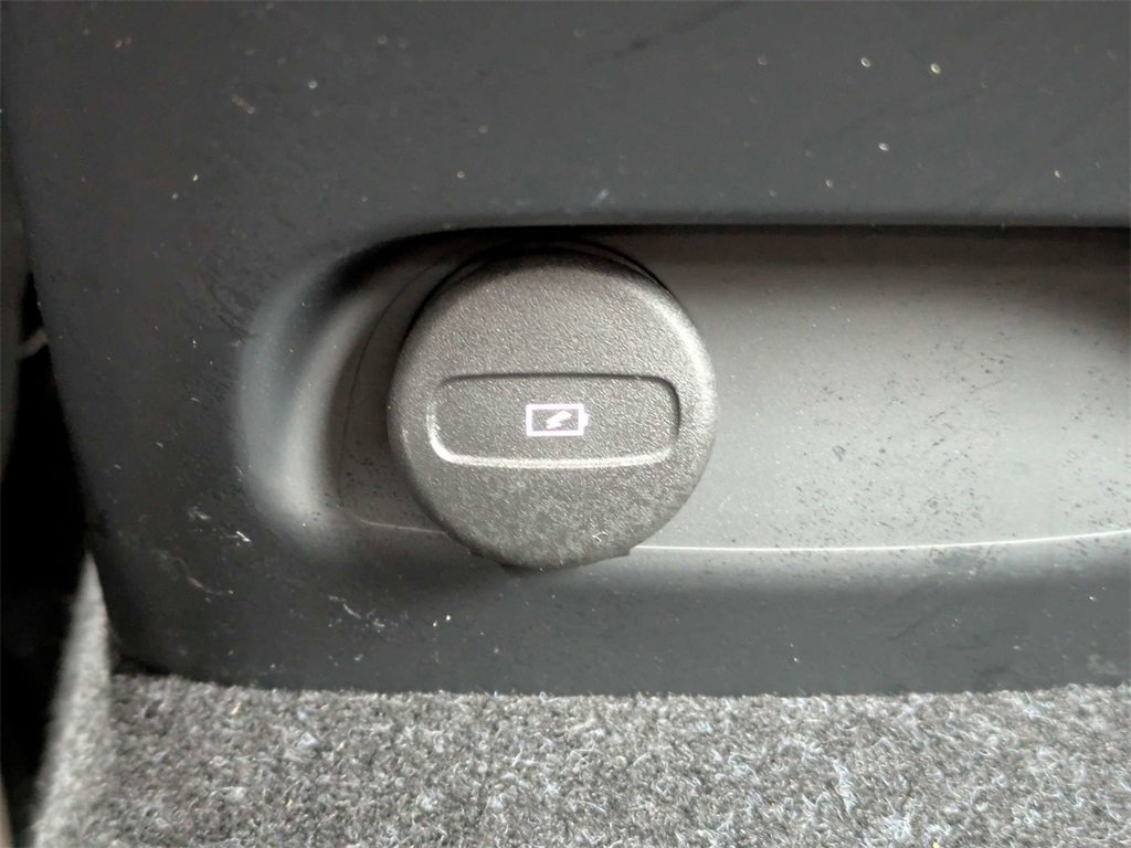 Used 2023 Volvo XC40 Recharge Core image 16