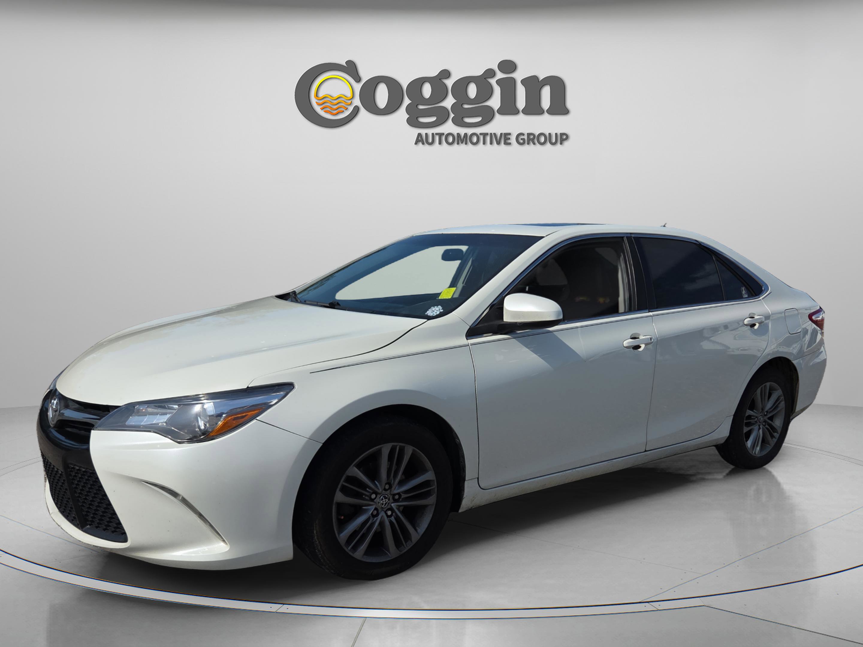 Used 2015 Toyota Camry SE w/ Moonroof Package FWD image 1