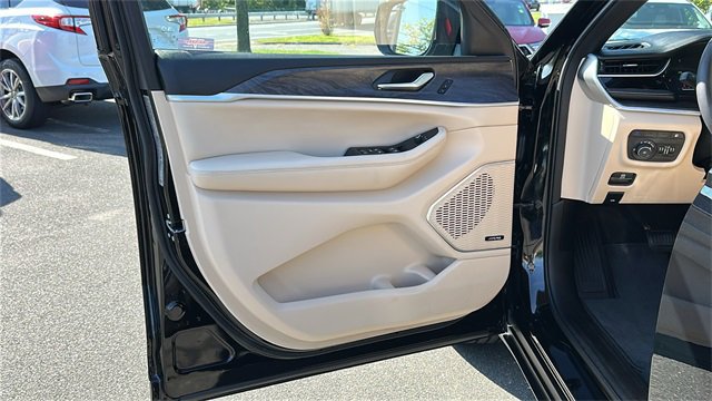 Used 2023 Jeep Grand Cherokee 4WD 4xe image 10