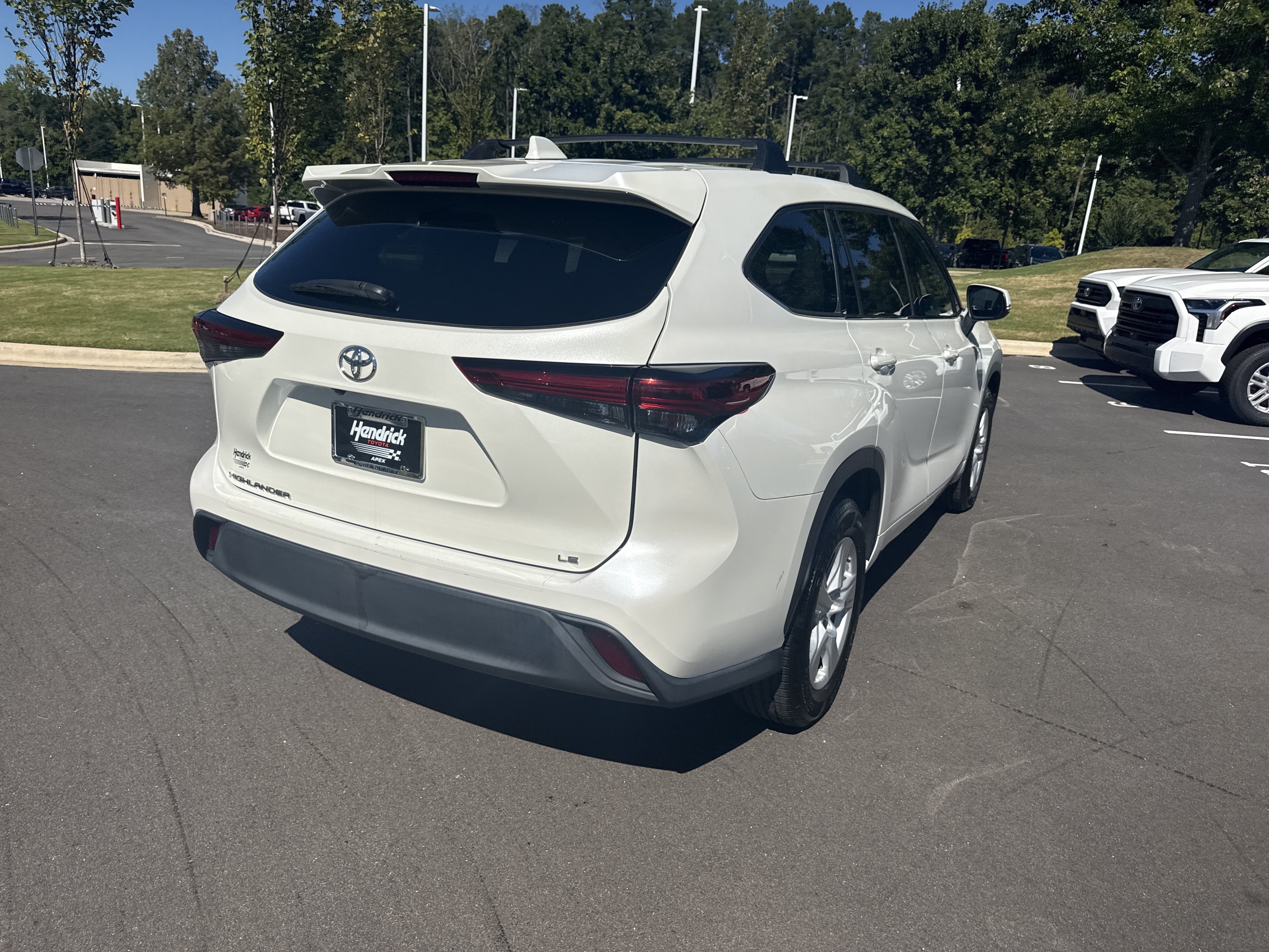 Used 2021 Toyota Highlander LE FWD image 10